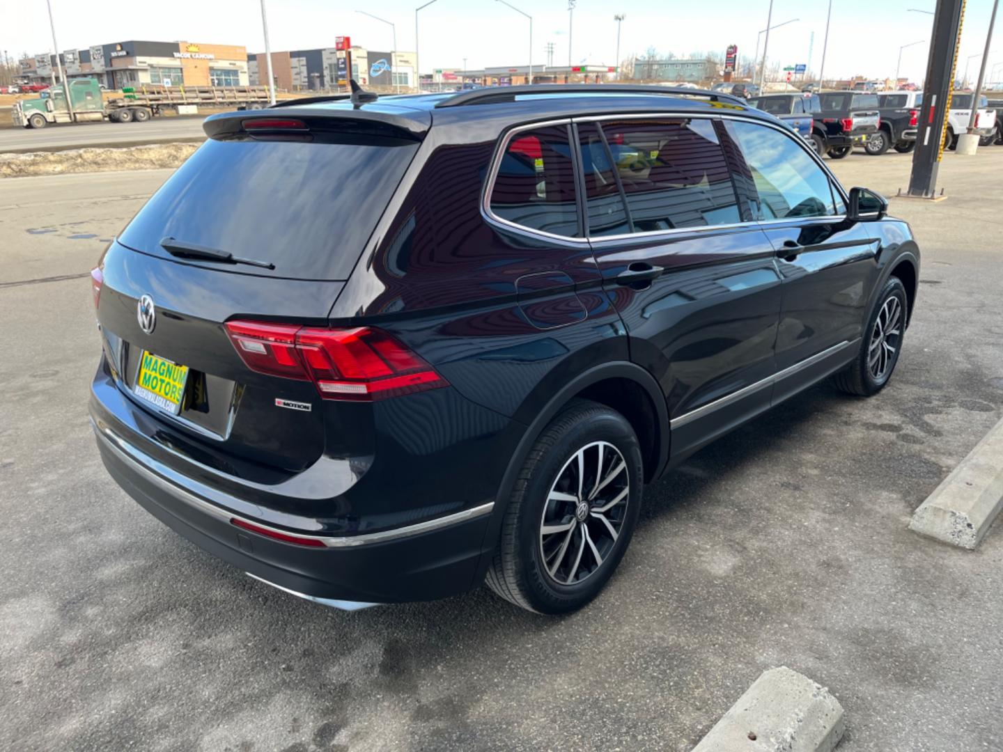 2021 BLACK /Black VOLKSWAGEN TIGUAN SE 4MOTION (3VV2B7AX0MM) with an 2.0L engine, Automatic transmission, located at 1960 Industrial Drive, Wasilla, 99654, (907) 274-2277, 61.573475, -149.400146 - Photo#4